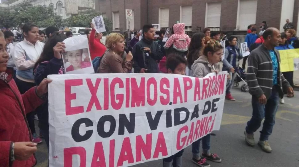 MARCHA EN TRIBUNALES. Familiares y amigos exigieron ayer que la adolescente de Alderetes aparezca con vida y que se esclarezca la situación.   