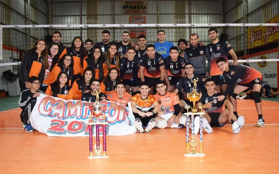 UNIDOS POR EL ÉXITO. Los planteles de Monteros Voley con sus trofeos. foto de Monteros Vóley Club