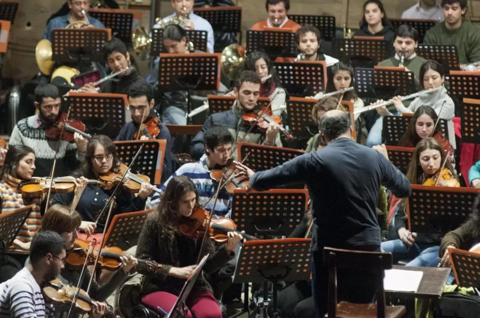 CONCENTRACIÓN. Las cuerdas y los bronces, en pleno ensayo bajo la batuta de Guersman. 