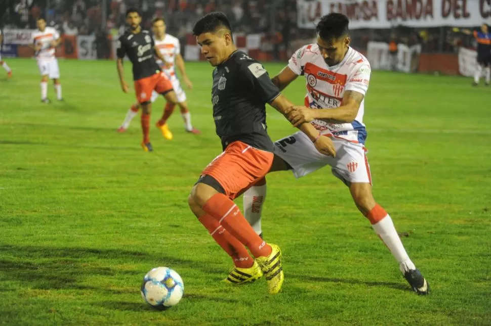 UNA TAREA PERFECTA. Lentini no sólo marcó un “hat-trick”, sino que aguantó la pelota y complicó en todo momento a la defensa de Atlético Paraná. LA GACETA/ ANTONIO FERRONI