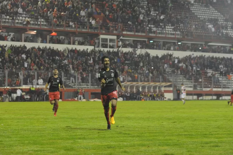 CARRERA DE GLORIA. García corre hacia las tribunas tras convertir un vistoso gol de pelota parada. Moreira se suma. LA GACETA/ JOSÉ NUNO