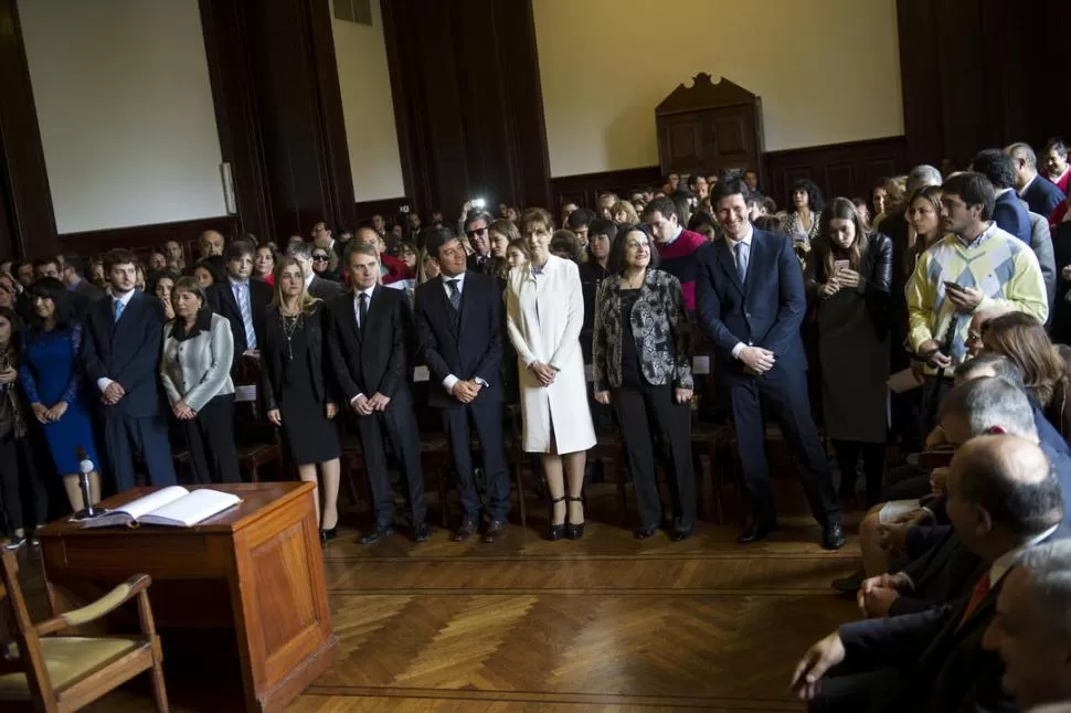 NO CABÍA NI UN ALFILER. El gobernador Juan Manzur (derecha, sentado al lado del vicegobernador Osvaldo Jaldo) observa a los jueces que juraron ayer: Pedro Stordeur, Inés Hael, Mariana Rey Galindo, Álvaro Zamorano, Guillermo Kutter, Alicia Merched, Alicia Carranza, Agustín Eugenio Acuña y Claudia Méndez. la gaceta / FOTOs DE JORGE OLMOS SGROSSO