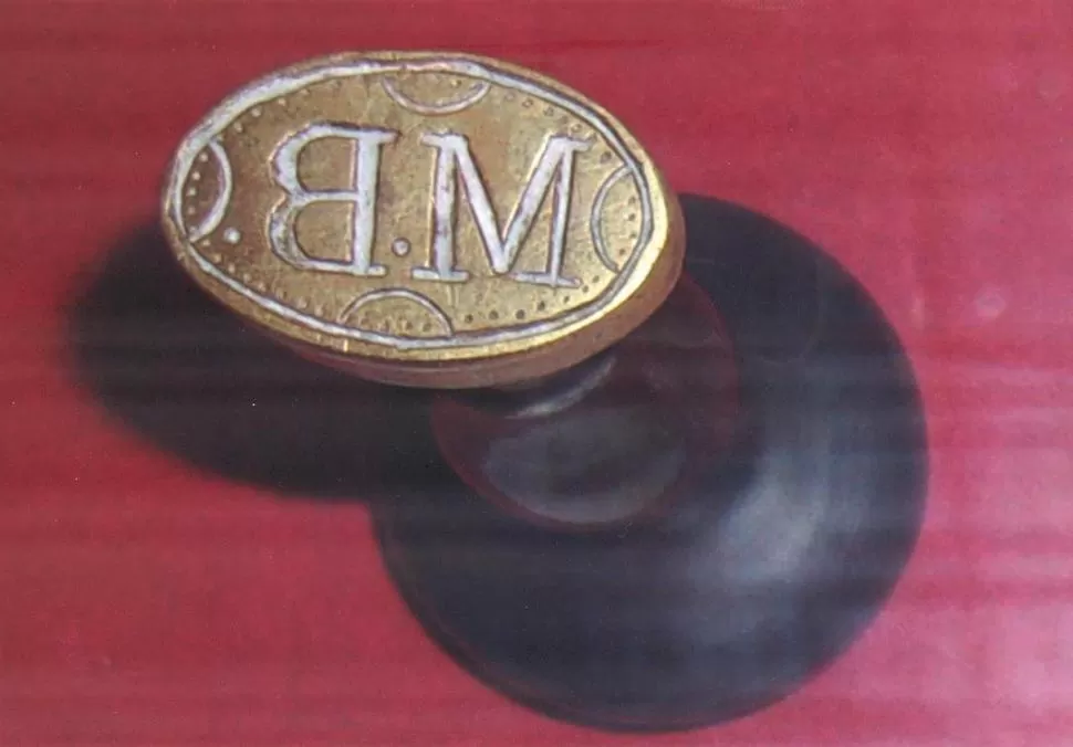  MANUEL BELGRANO. Sello de bronce con sus iniciales, que utilizaba el creador de la bandera.