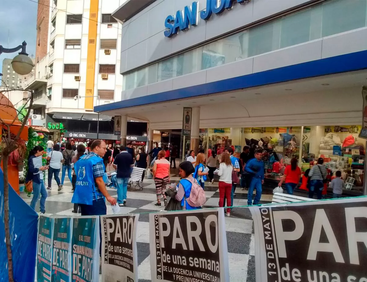 Finaliza la semana del paro de docentes universitarios con una marcha de antorchas