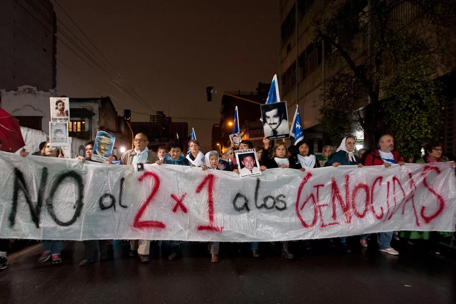 FUERTE RECHAZO. Miles de tucumanos se manifestaron en contra de la medida judicial que provocó un aluvión de pedidos ante la Justicia. ARCHIVO LA GACETA / FOTO DE INÉS QUINTEROS ORIO