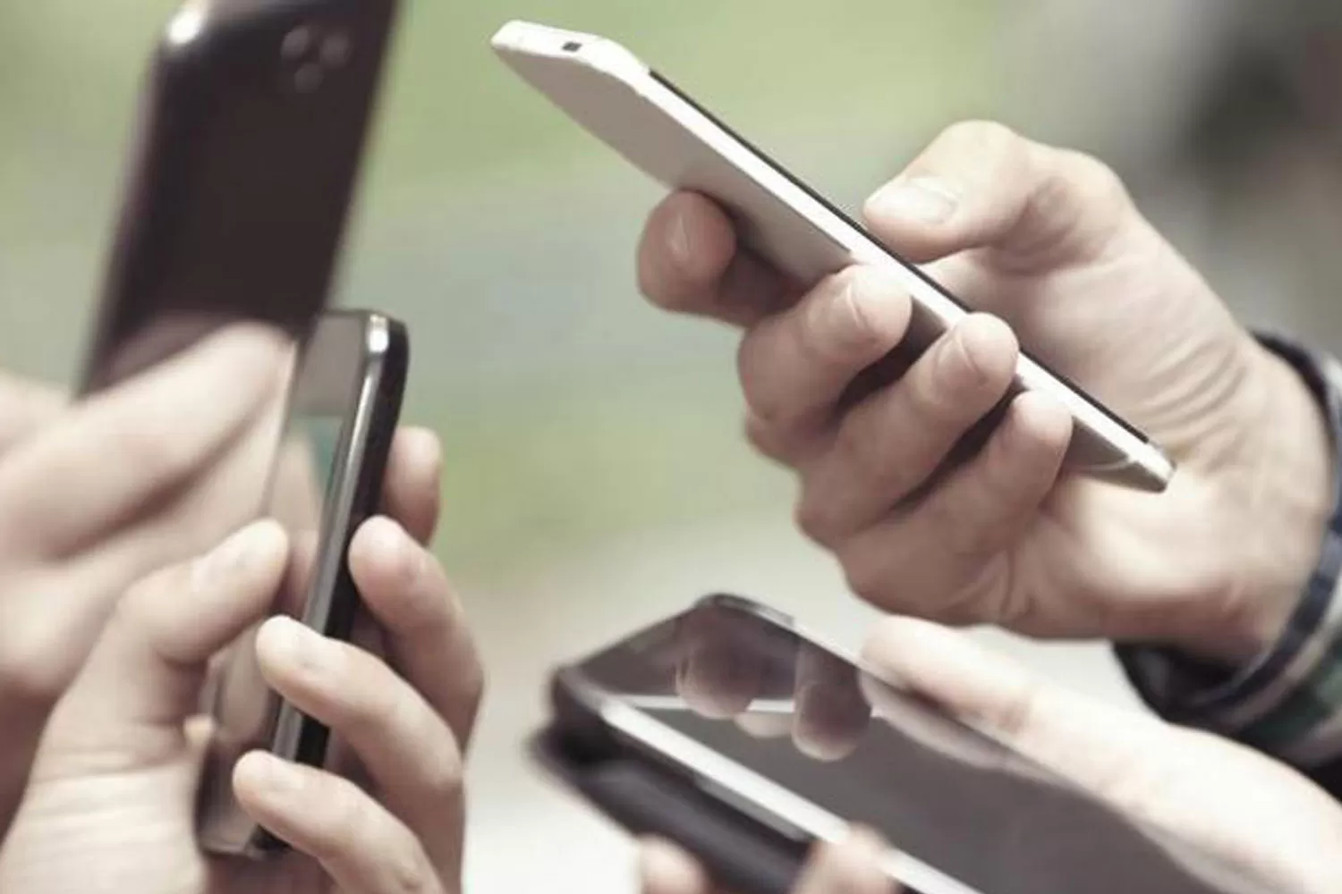 TELEFONÍA MOVIL. Movistar, que pertenece a Telefónica, opera un gran número de líneas de celular en Tucumán. ARCHIVO