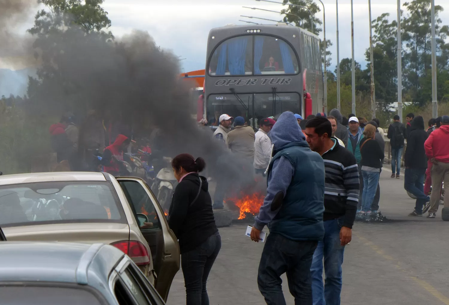 PROTESTA. La imagen muestra uno de los tantos cortes que se realizaron ayer. LA GACETA / FOTO DE OSVALDO RIPOLL