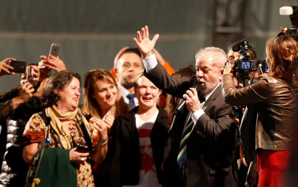 VOLVIÓ. “Lula” habló ante el público, rodeado de amigos y simpatizantes. reuters