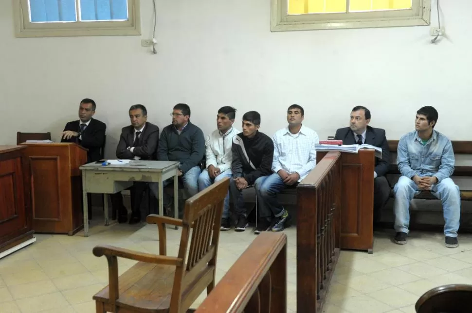 IMPUTADOS. De izquierda a derecha: los dos abogados defensores, Cabrera padre, Jorge Adrián, Jonathan, José Humberto, el defensor oficial y Brahian. la gaceta / foto de franco vera