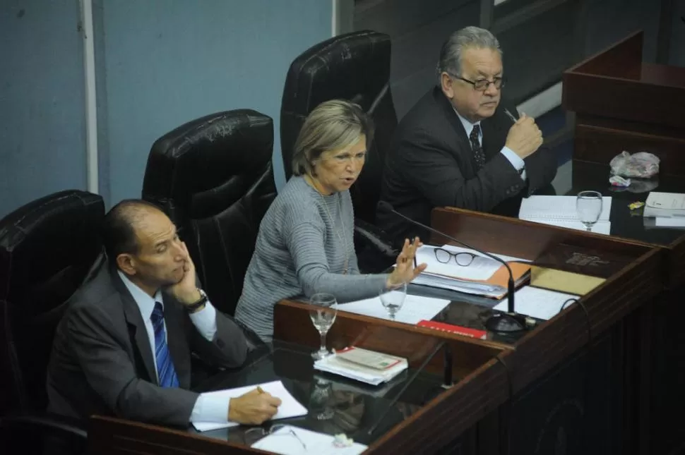 EL TRIBUNAL. Los jueces Batule, Noli y Casas esperarán que la testigo termine de declarar para decidir si se investigarán sus acusaciones a terceros. la gaceta / foto de Osvaldo Ripoll