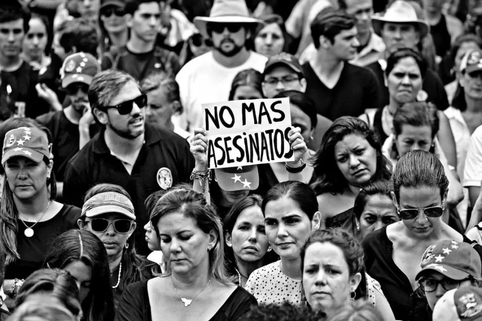 EL ADIÓS. Universitarios, familiares y gente en general estuvo presente. Reuters