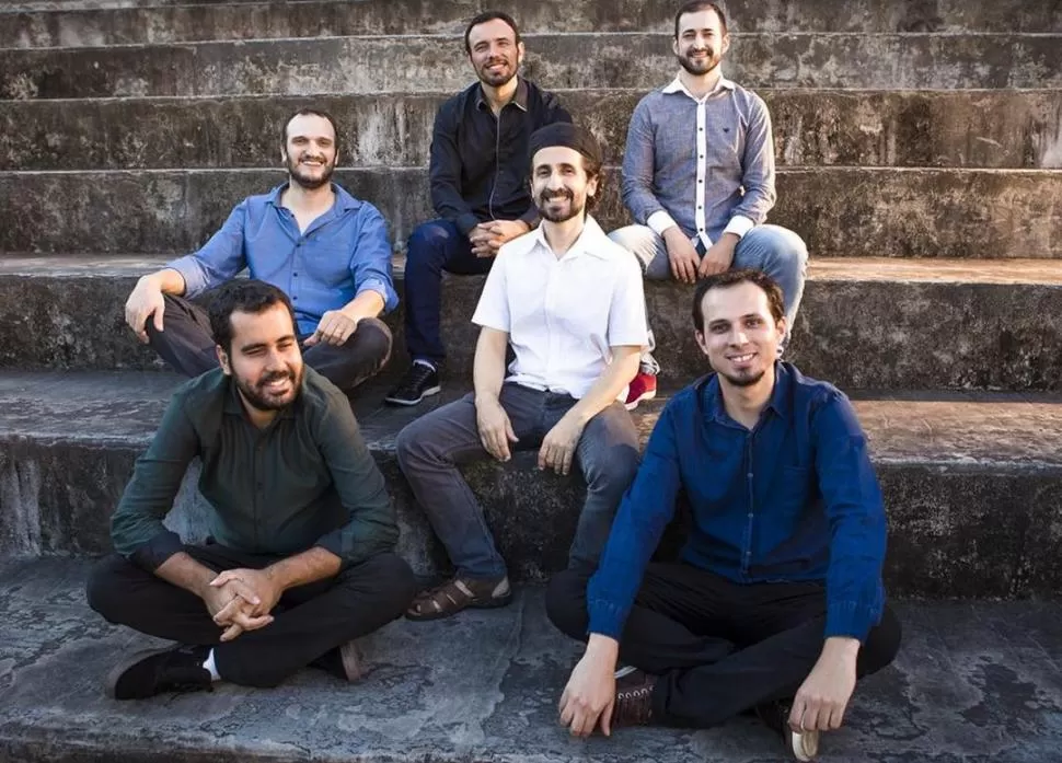 SEIS MUSICAZOS. Marques, rodeado por un seleccionado musical, explora el lenguaje de los ritmos brasileños. Ente Cultural Tucumán.-