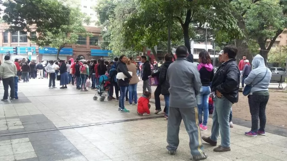 FORMARON FILA. Tres mujeres anotaban los nombres de los asistentes. 