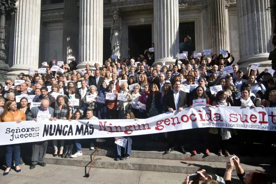 NUNCA MÁS. Organismos de Derechos Humanos y parlamentarios rechazaron el fallo de la Corte y se expresaron en las escalinatas del Congreso.  dyn