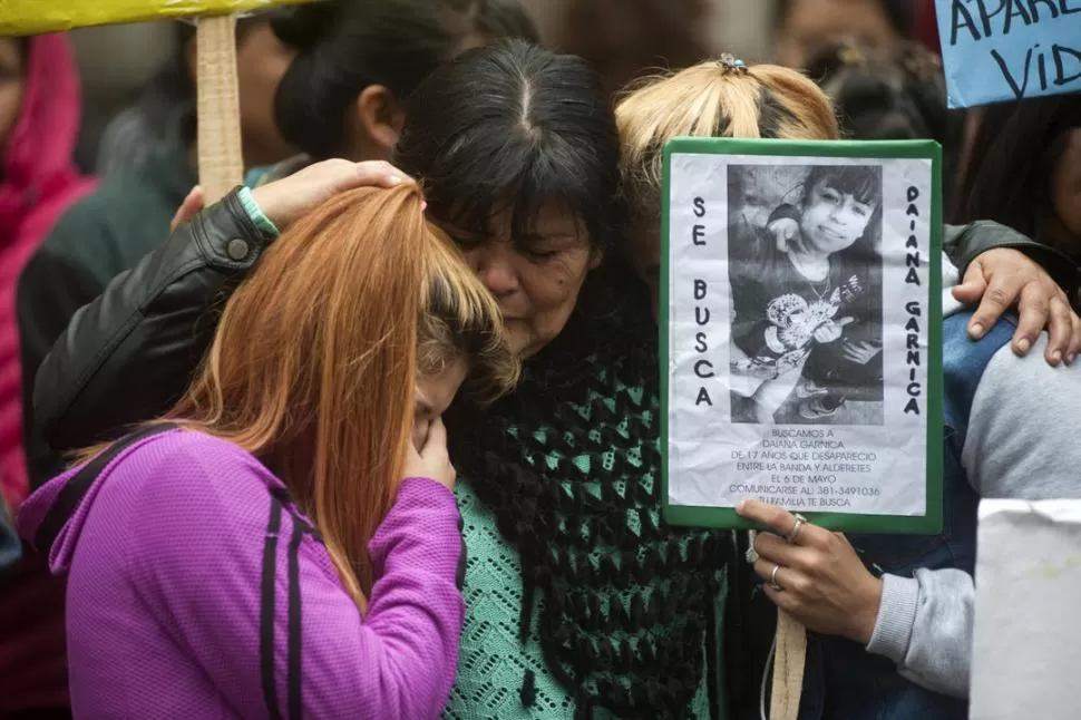 DOLOROSA INCERTIDUMBRE. La mamá de Daiana recibe el abrazo de dos de sus hijas, también desesperadas por no tener noticias de su hermana. la gaceta / FOTO DE INÉS QUINTEROS ORIO