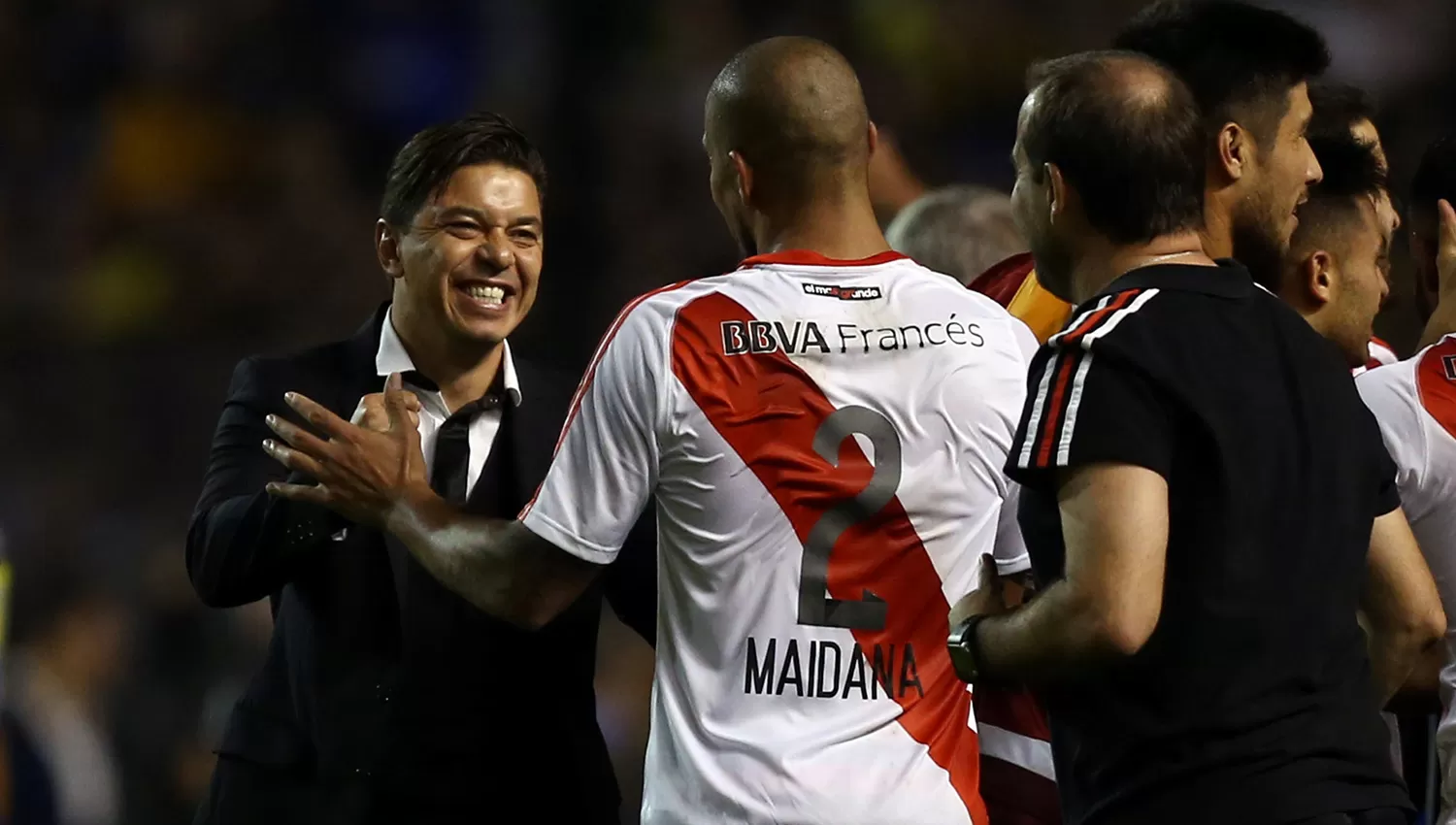 El saludo entre Gallardo y el defensor Maidana. FOTO DE REUTERS. 