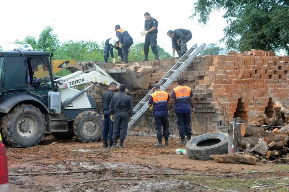 REPASANDO EL TRABAJO. Por tercera vez en una semana, los peritos de la Policía realizaron una intensa búsqueda en los hornos de la cortada. la gaceta / foto de antonio ferroni