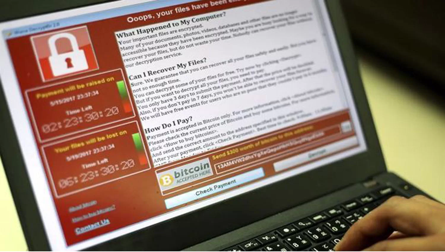 ATAQUE CIBERNÉTICO. El virus secuestra los contenidos de las computadoras y pide recompensas en bitcoins para liberarlos. ARCHIVO