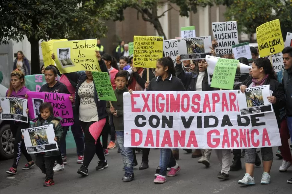 MARCHARON POR LA JOVEN. Parientes y amigos de Daiana esperan que la adolescente aparezca con vida. LA GACETA / FOTO DE Inés Quinteros Orio