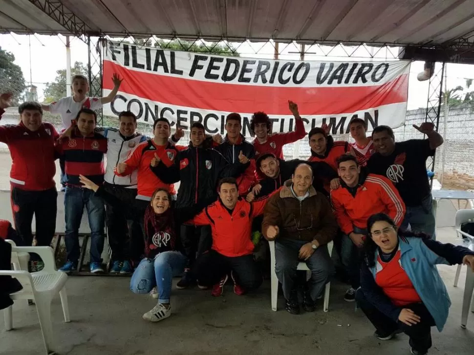 ALMUERZO Y “POSTRE”. Miembros de la filial “Federico Vairo” compartieron un asado en Alberdi, y luego vieron el clásico. 