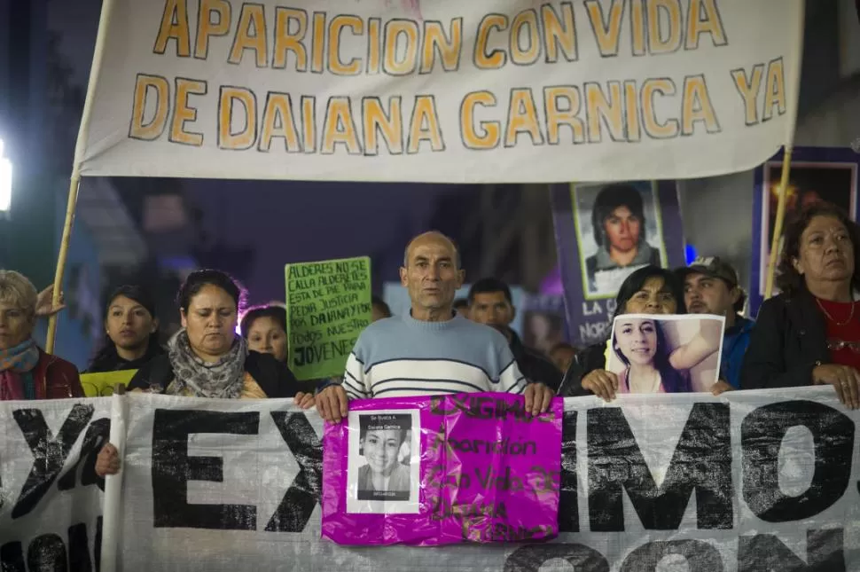 MANIFESTACIÓN. La familia de la joven y varias organizaciones que luchan por los derechos de la mujer marcharon ayer por las calles céntricas. la gaceta / foto de diego aráoz