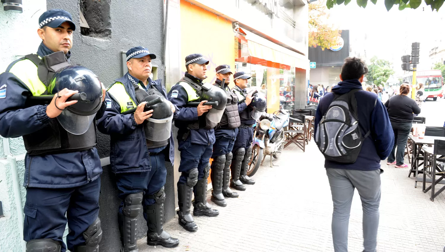 FUERTE PRESENCIA POLICIAL. Agentes apostados a metros de donde ocurrió la pelea. LA GACETA / JOSÉ NUNO