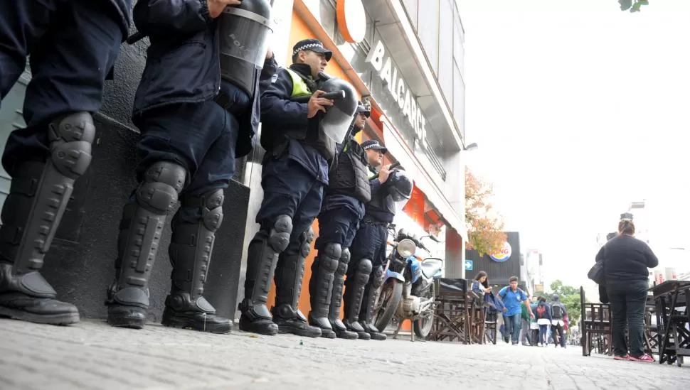 OPERATIVO POLICIAL. Agentes custodian el lugar en el que se produjo el hecho. LA GACETA / JOSÉ NUNO