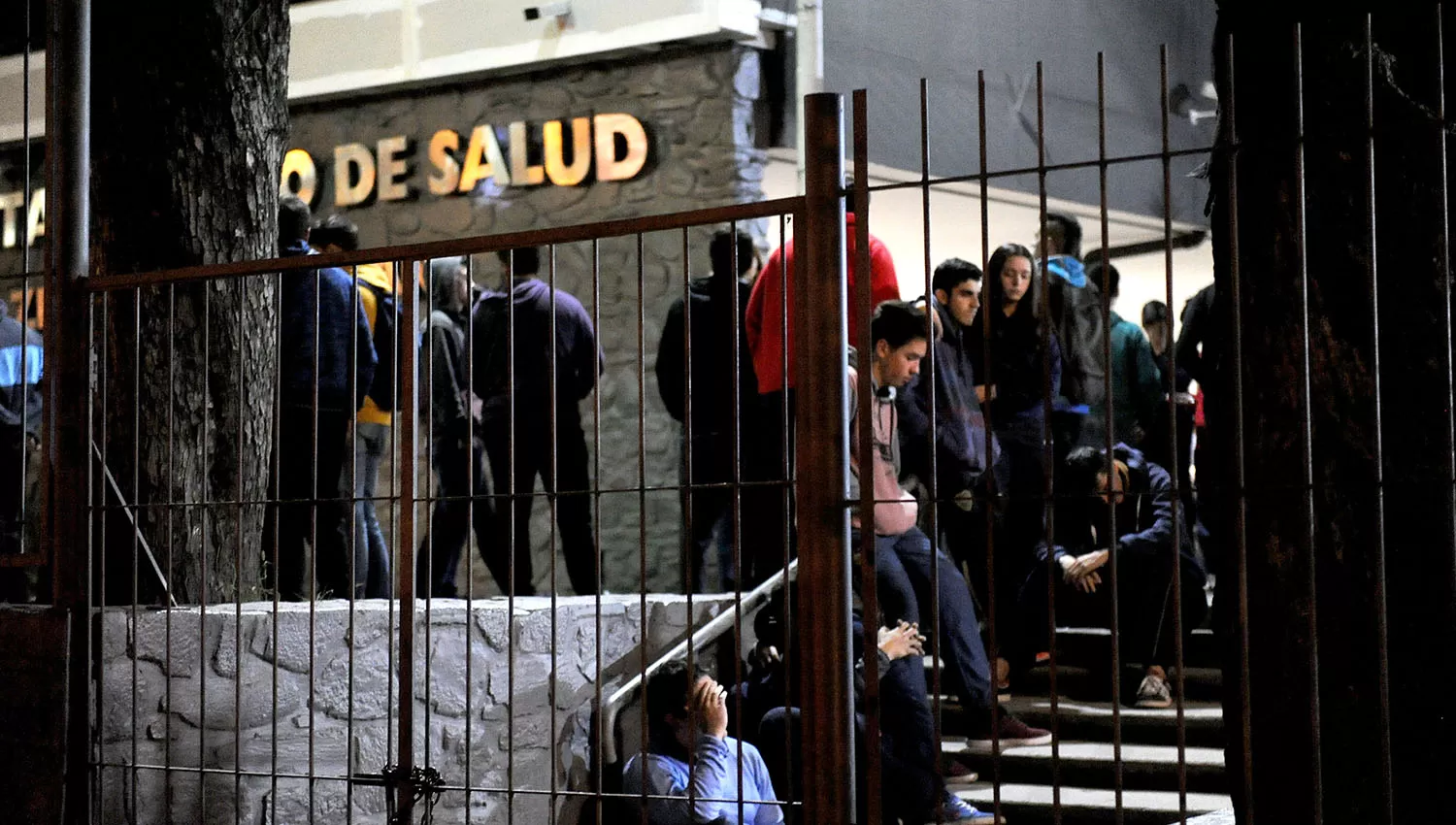 TRISTEZA. Amigos lloran la pérdida de Matías Piccinetti en el Centro de Salud. FOTO LA GACETA/ HÉCTOR PERALTA.