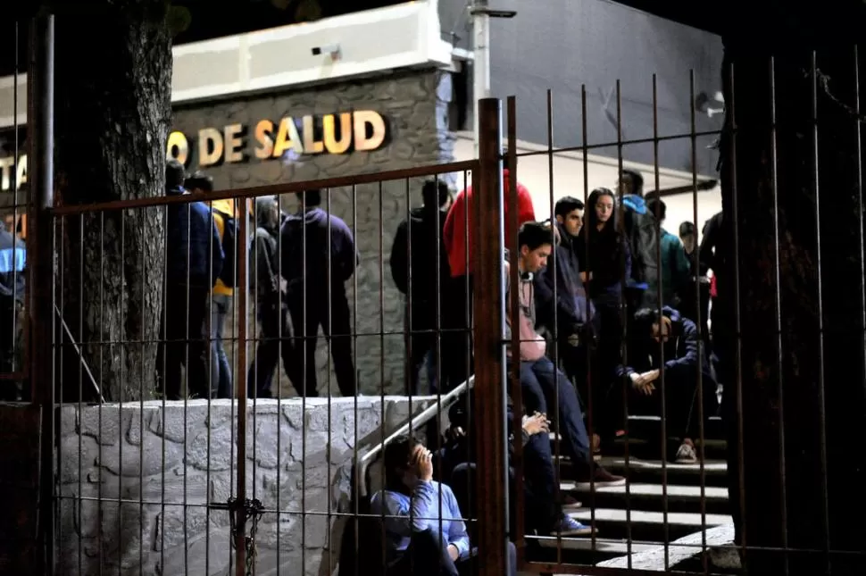 DOLOR. Los jóvenes lamentan la muerte de Piccinetti cerca de la medianoche. la gaceta /FOTOS DE HÉCTOR PERALTA