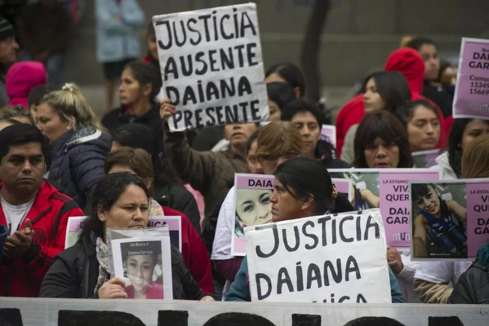 ADVERTENCIA. Los manifestantes avisaron que no dejarán de salir a las calles hasta que encuentren con vida a cada una de las mujeres desaparecidas. la gaceta / foto de jorge olmos sgrosso