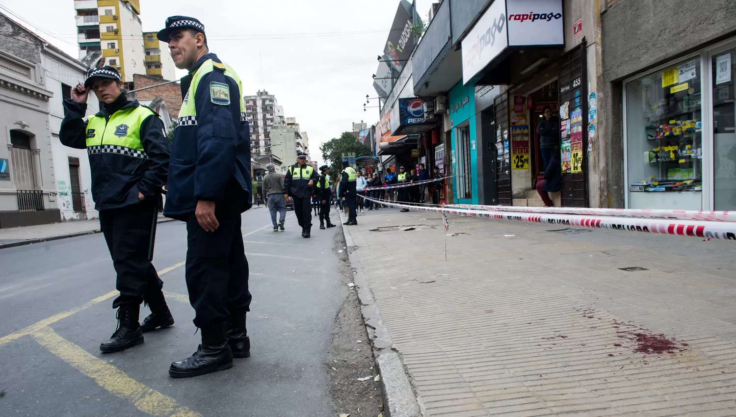 EL LUGAR DEL HECHO. Dos policías custodian el lugar donde apuñalado Albornoz Piccinetti. LA GACETA / JORGE OLMOS SGROSSO