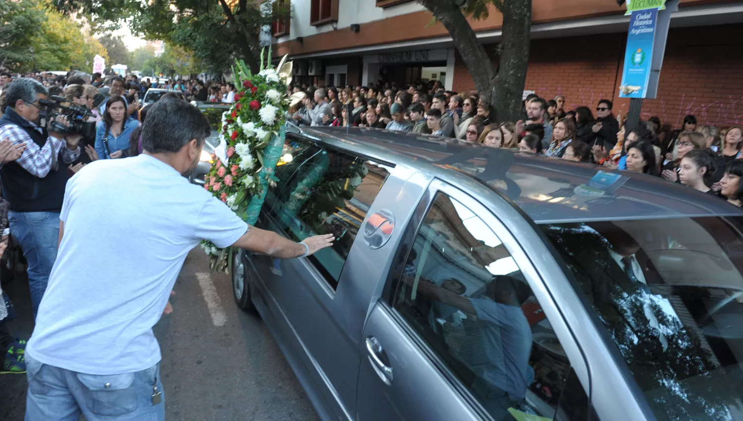 MULTITUDINARIO ADIÓS. El cortejo fúnebre, frente al Gymnasium. LA GACETA / JOSÉ NUNO