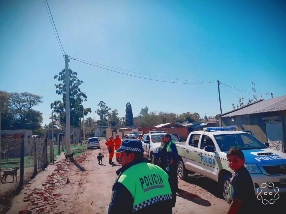 RASTRILLAJE. Bomberos y policías buscaron rastros de la adolescente. GENTILEZA POLICÍA DE TUCUMÁN