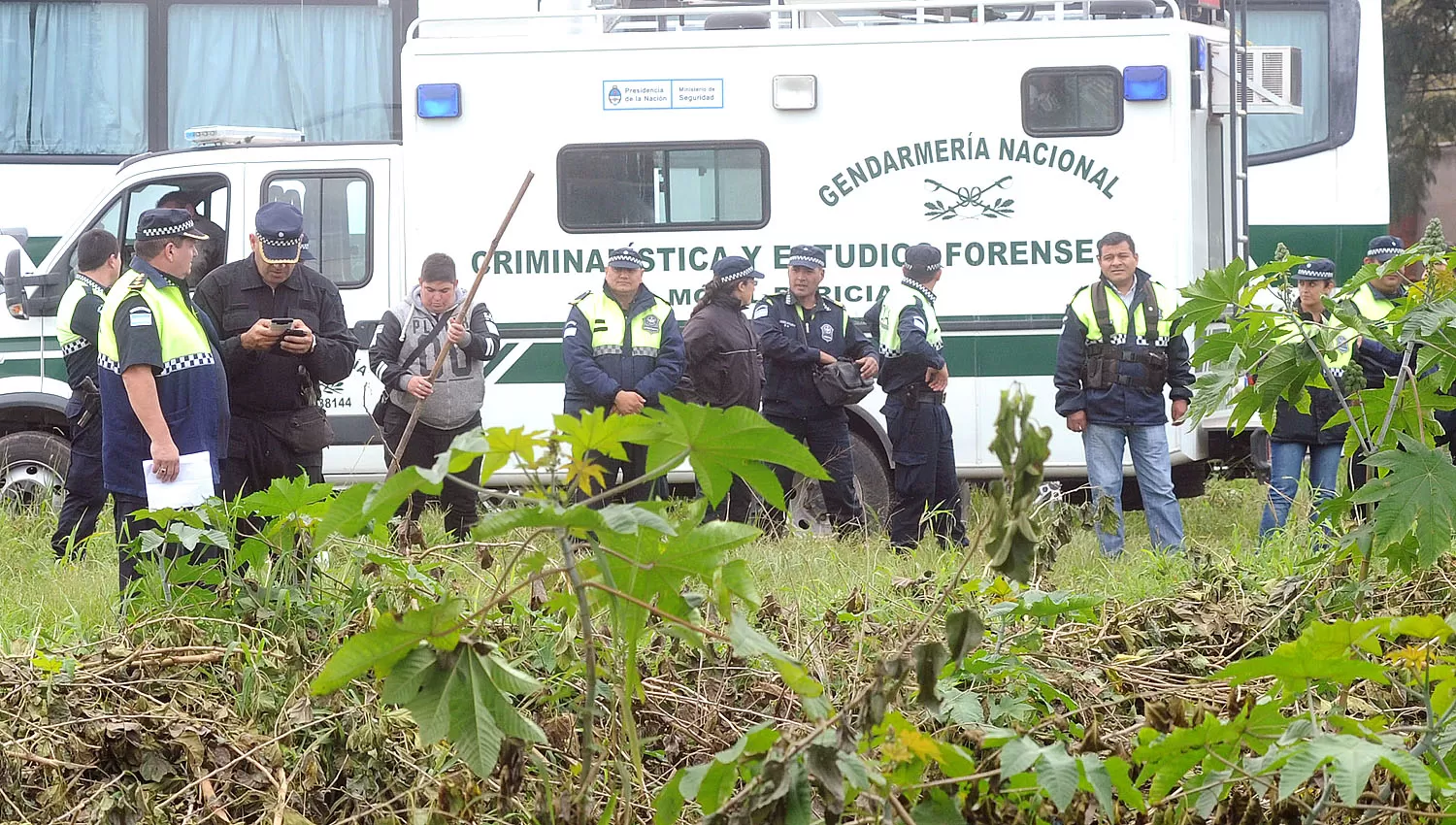 OPERATIVO. Policías y forenses buscan rastros de Daiana. LA GACETA / FOTO DE ANTONIO FERRONI