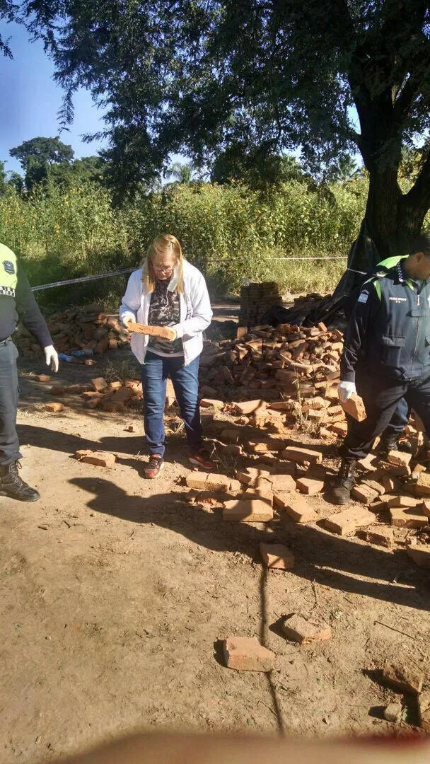 SECUESTRO. La Policía secuestra uno de los ladrillos marcados.  