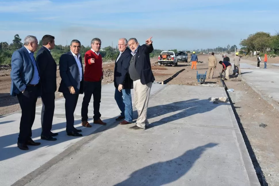 EN LA COSTANERA. Los funcionarios nacionales Cano y Ascárate acompañaron ayer al intendente Alfaro en una recorrida por obras de urbanización. prensa MUNICIPALIDAD DE SAN MIGUEL DE TUCUMÁN