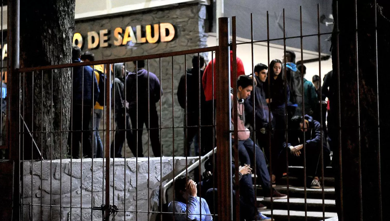 LA NOCHE DE LA MUERTE. Amigos de Matías Albornoz, en el Centro de Salud, poco después de que se conociera la noticia de su muerte, el viernes pasado por la noche. LA GACETA / HÉCTOR PERALTA