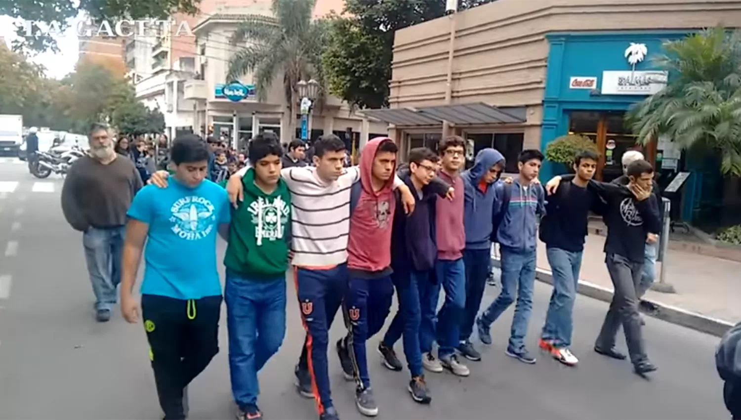 Imagen de la marcha de alumnos y docentes del Gymnasium, realizada hoy. CAPTURA DE VIDEO