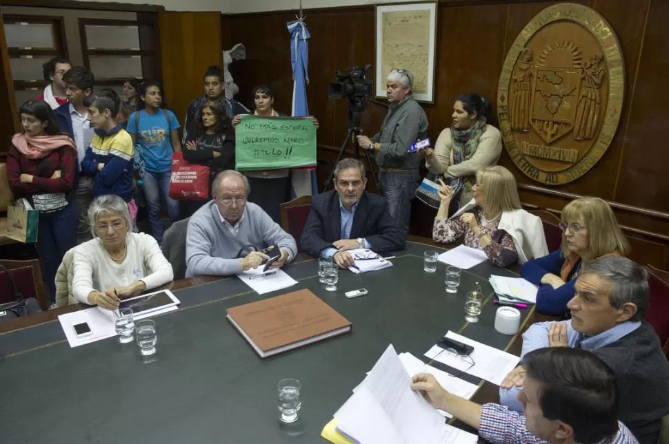 CON CARTELES. Estudiantes y egresados se unieron para reclamar por una situación que los perjudica.  la gaceta / foto de diego aráoz