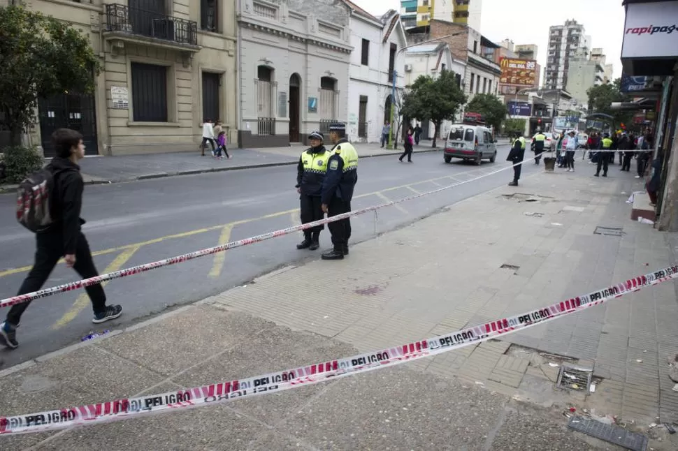 LA ESCENA DEL CRIMEN. El adolescente recibió una puñalada en el corazón, en la calle Santiago del Estero al 400. Murió algunas horas después. la gaceta / FOTO DE JORGE OLMOS SGROSSO 