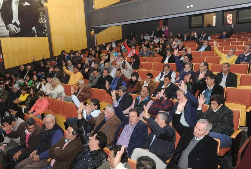 AVAL Y CRÍTICAS. El congreso provincial del PJ deliberó ayer y manifestó su respaldo a la gestión del gobernador Manzur y sus reproches al macrismo. la gaceta / foto de Antonio Ferroni