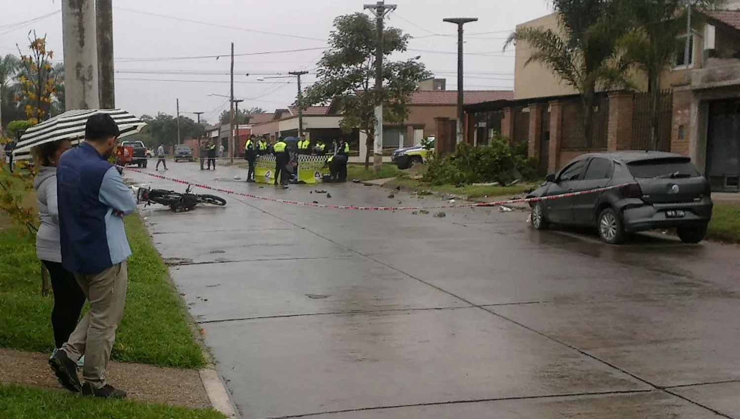 SIN VIDA. El cuerpo de Ruiz quedó tendido en la calle a pocos metros del lugar del accidente. FOTO ENVIADA POR UN LECTOR