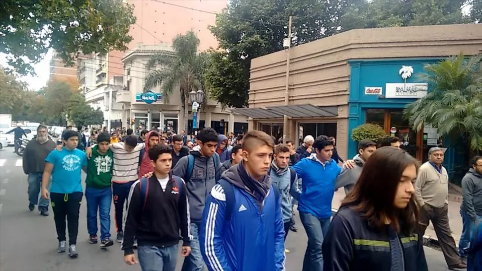 MANIFESTACIÓN. En vez de elegir los cánticos y el alboroto, los jóvenes prefirieron callar a la hora de pedir que el homicidio no quede impune. la gaceta videos / luis duarte