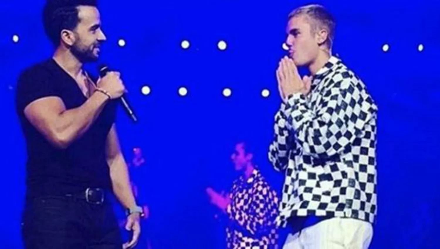JUSTIN BIEBER Y LUIS FONSI. FOTO TOMADA DE MUNDOTKM.COM