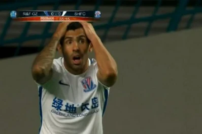 Mirá el insólito gol que le anularon a Tevez en China