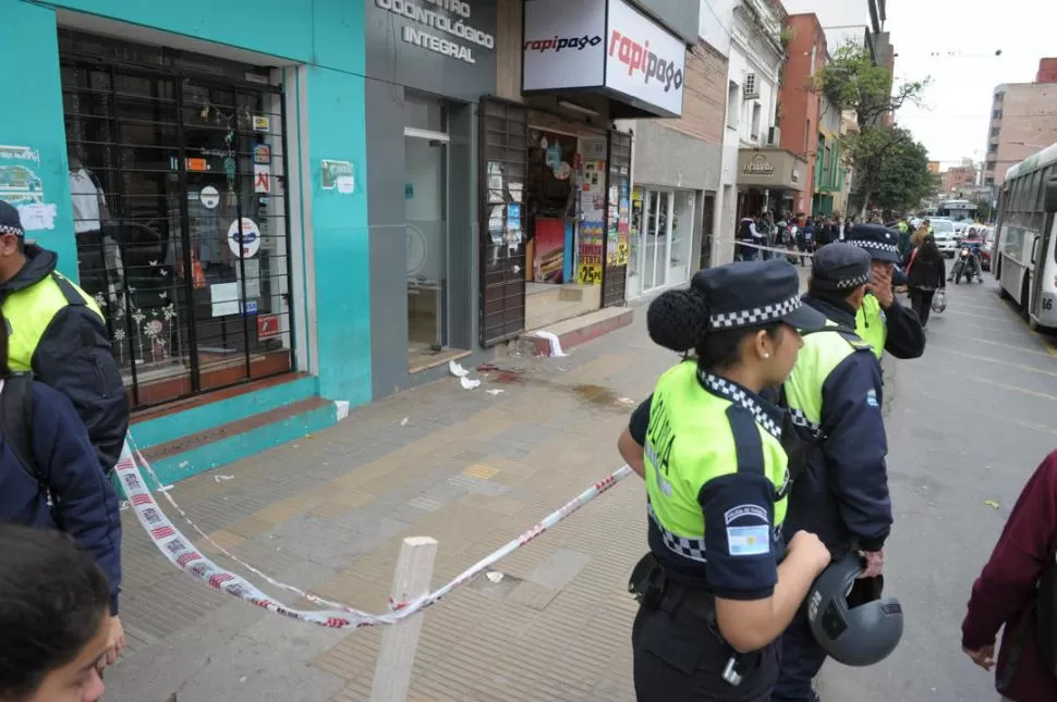 EL LUGAR DE LA TRAGEDIA. El día del hecho, la cuadra de Santiago del Estero al 400 se llenó de policías, pero recién después del trágico desenlace. la gaceta / foto de josé nuno