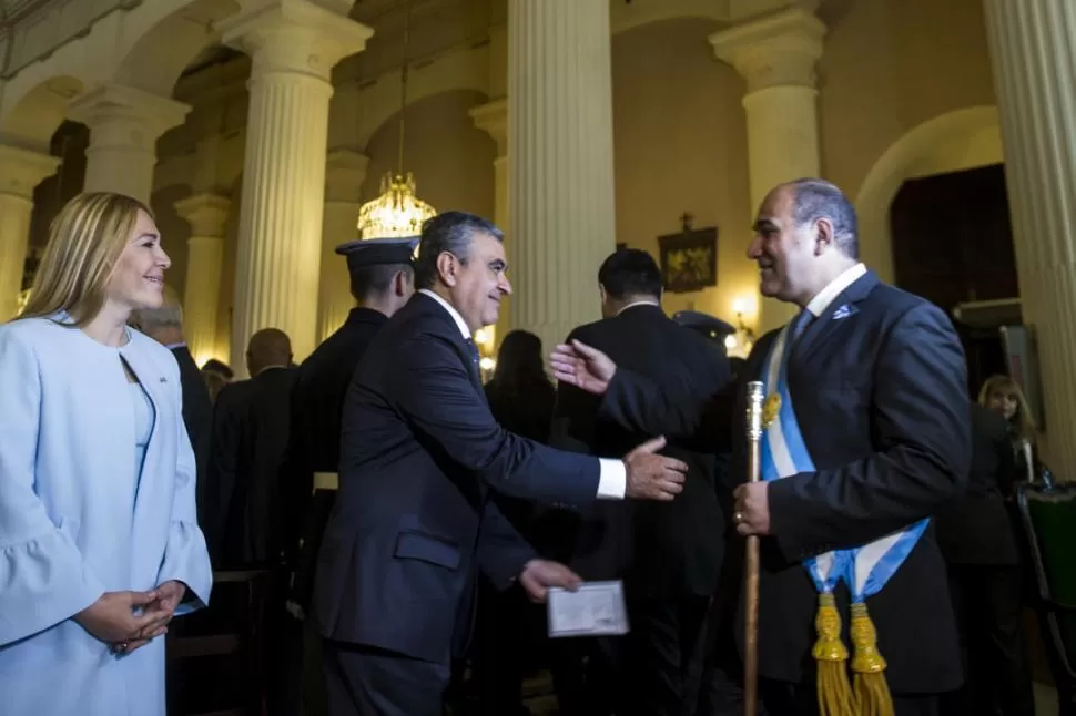 FRÍO SALUDO. Manzur y Alfaro no cruzaron palabra ayer: se saludaron antes de comenzar el Tedéum y al finalizar la misa. la gaceta / fotos de jorge olmos sgrosso