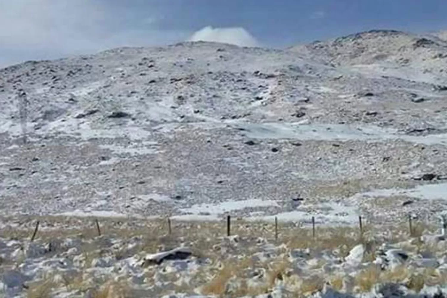 Los cerros de Tafí, de blanco. 