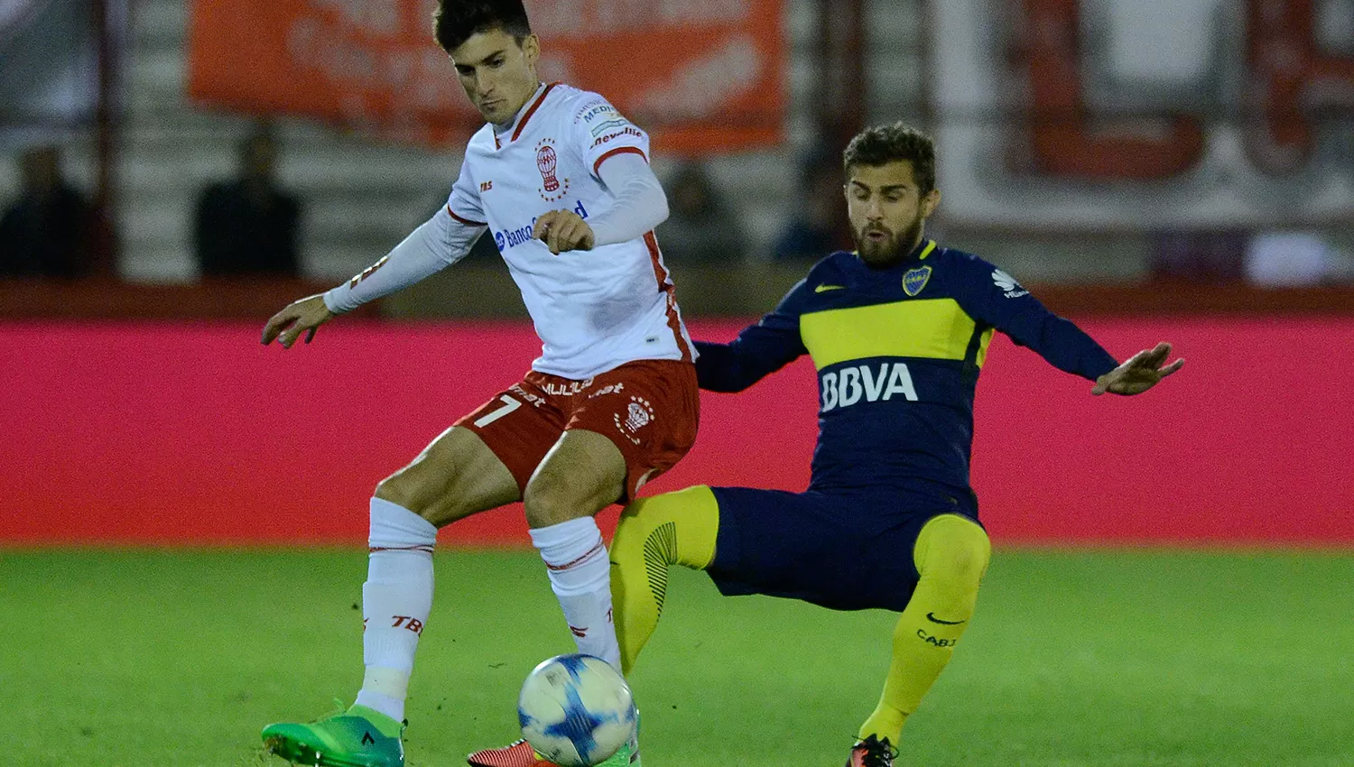 Huracán le empató en el último minuto a Boca, que sigue en la punta