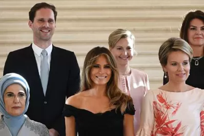 Quién es el hombre que posó junto a Melania Trump y al resto de las primeras damas de la OTAN